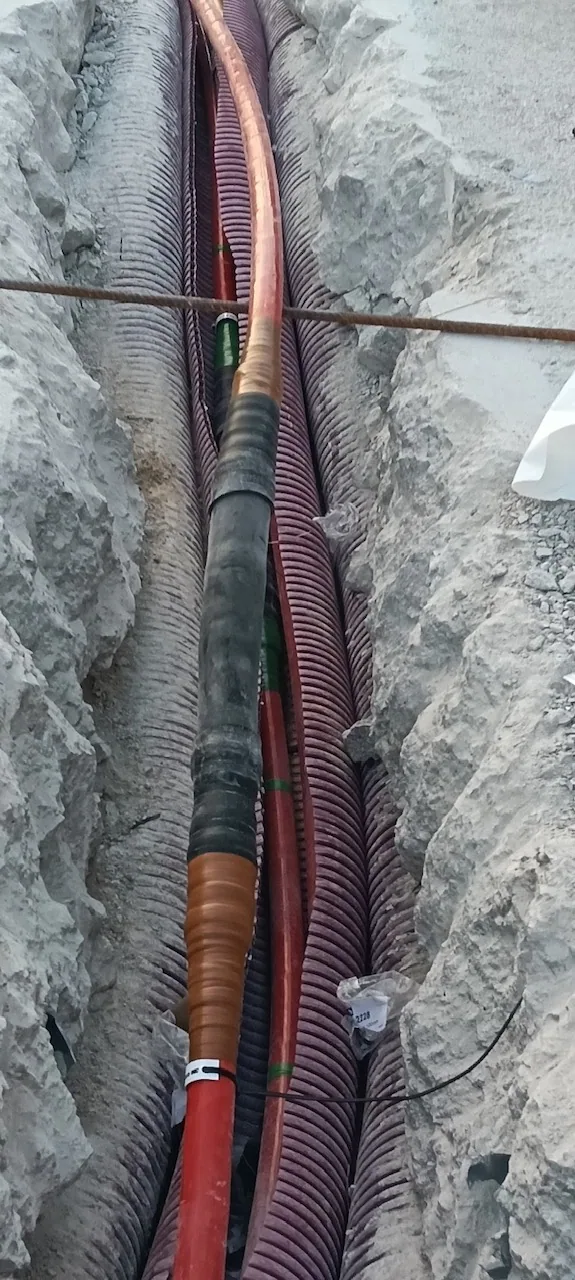 Tendido de cables de alta tensión en zanja mediante canalización enterrada para línea subterránea