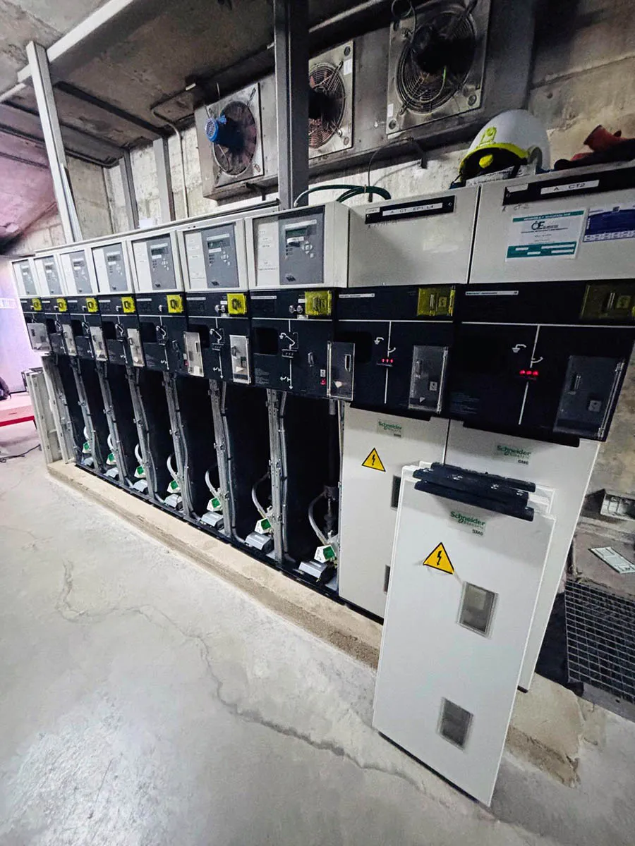 Fila de celdas de media tensión Schneider Electric SM6 con aparamenta y cuadros de seccionamiento en instalación eléctrica industrial