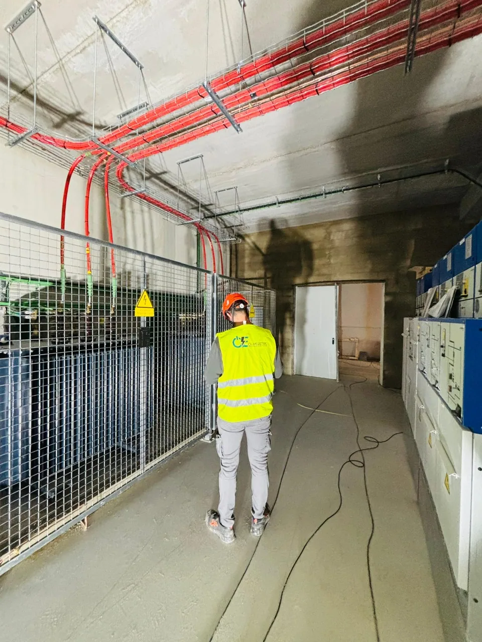 Interior de centro de transformación con cableado de alta tensión en rojo y cuadros eléctricos en Valencia