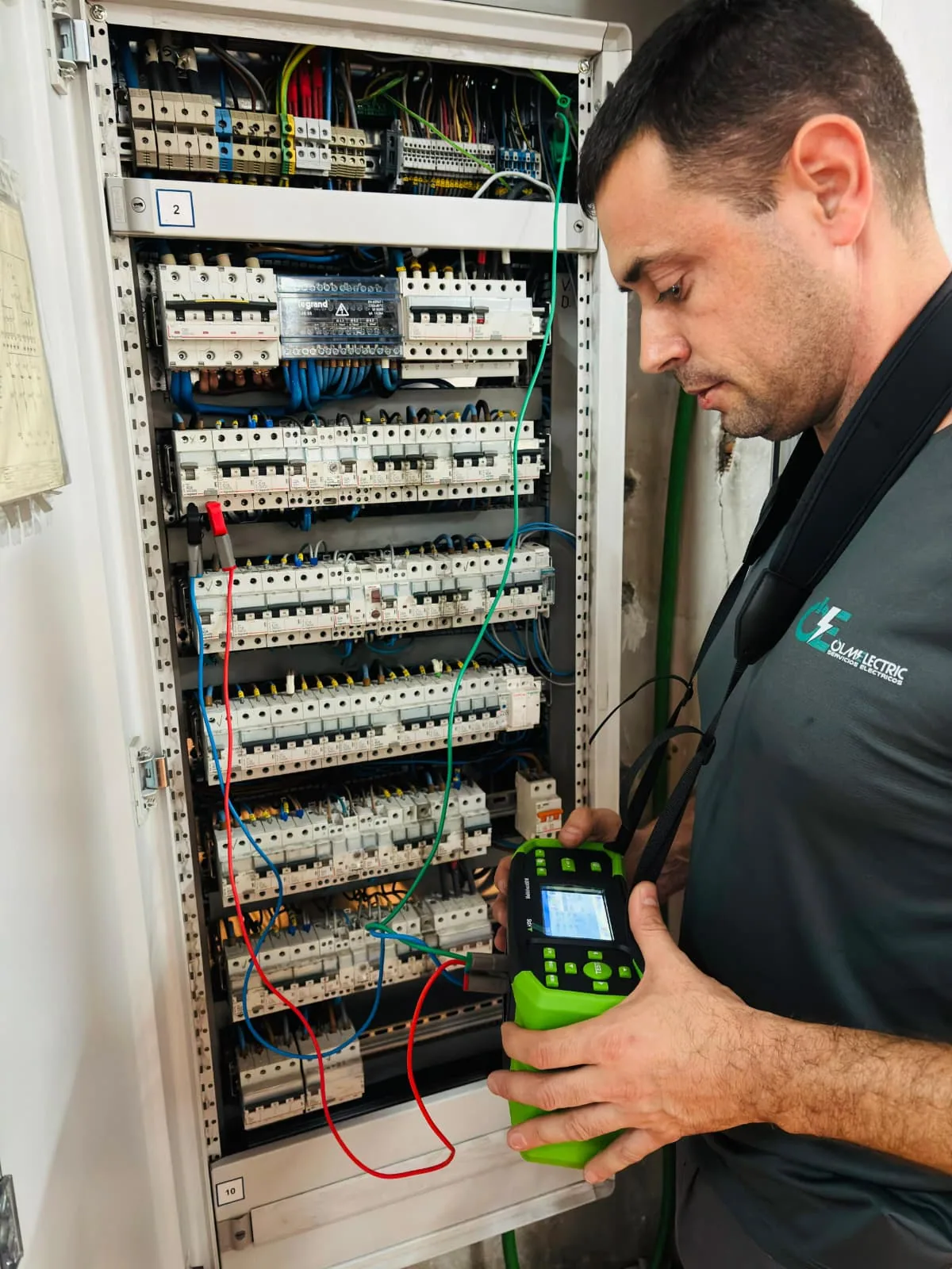 Electricista de OLMELECTRIC midiendo cuadro eléctrico de baja tensión con analizador de redes