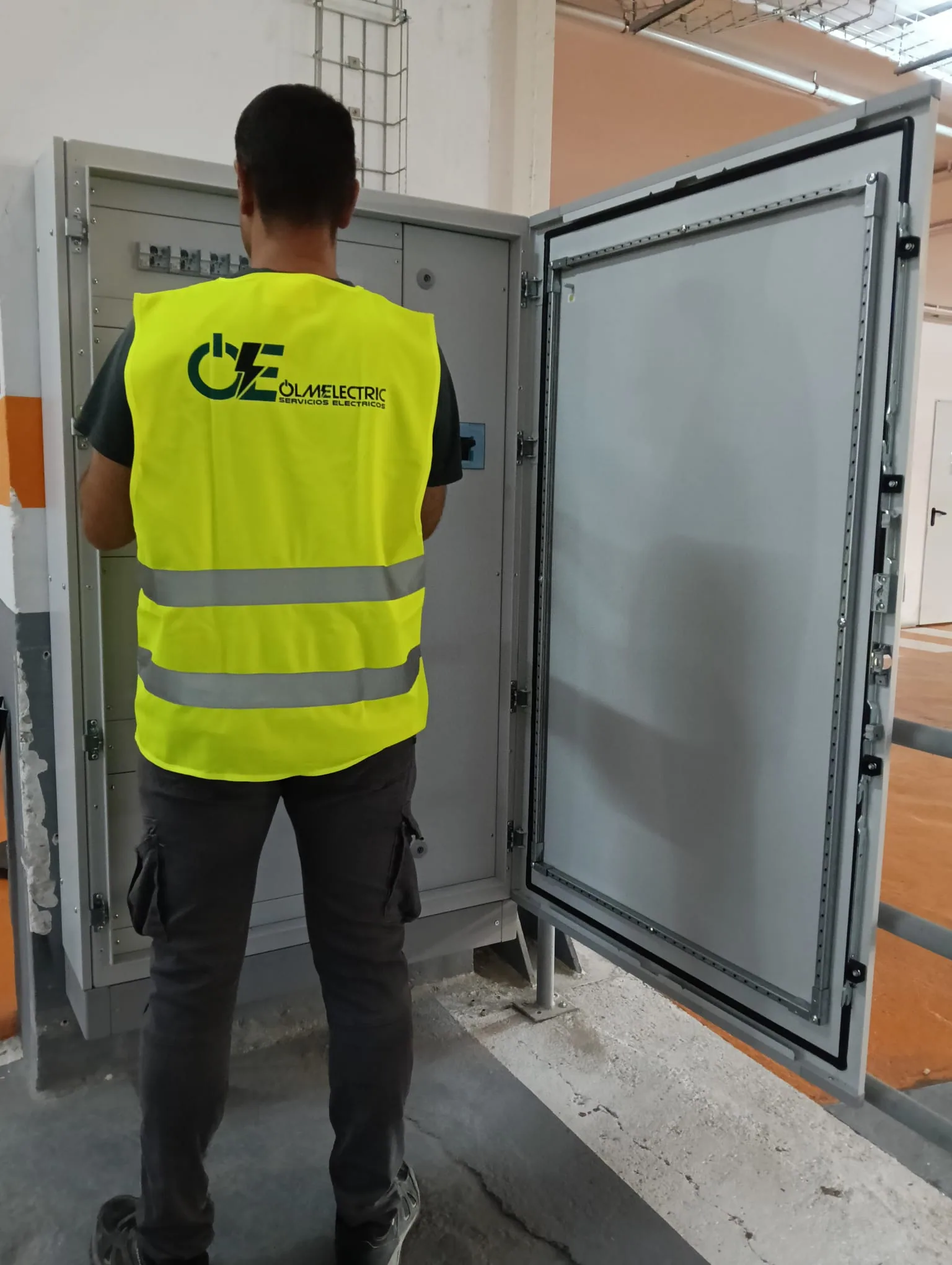 Técnico de OLMELECTRIC revisando cuadro eléctrico industrial de distribución en baja tensión