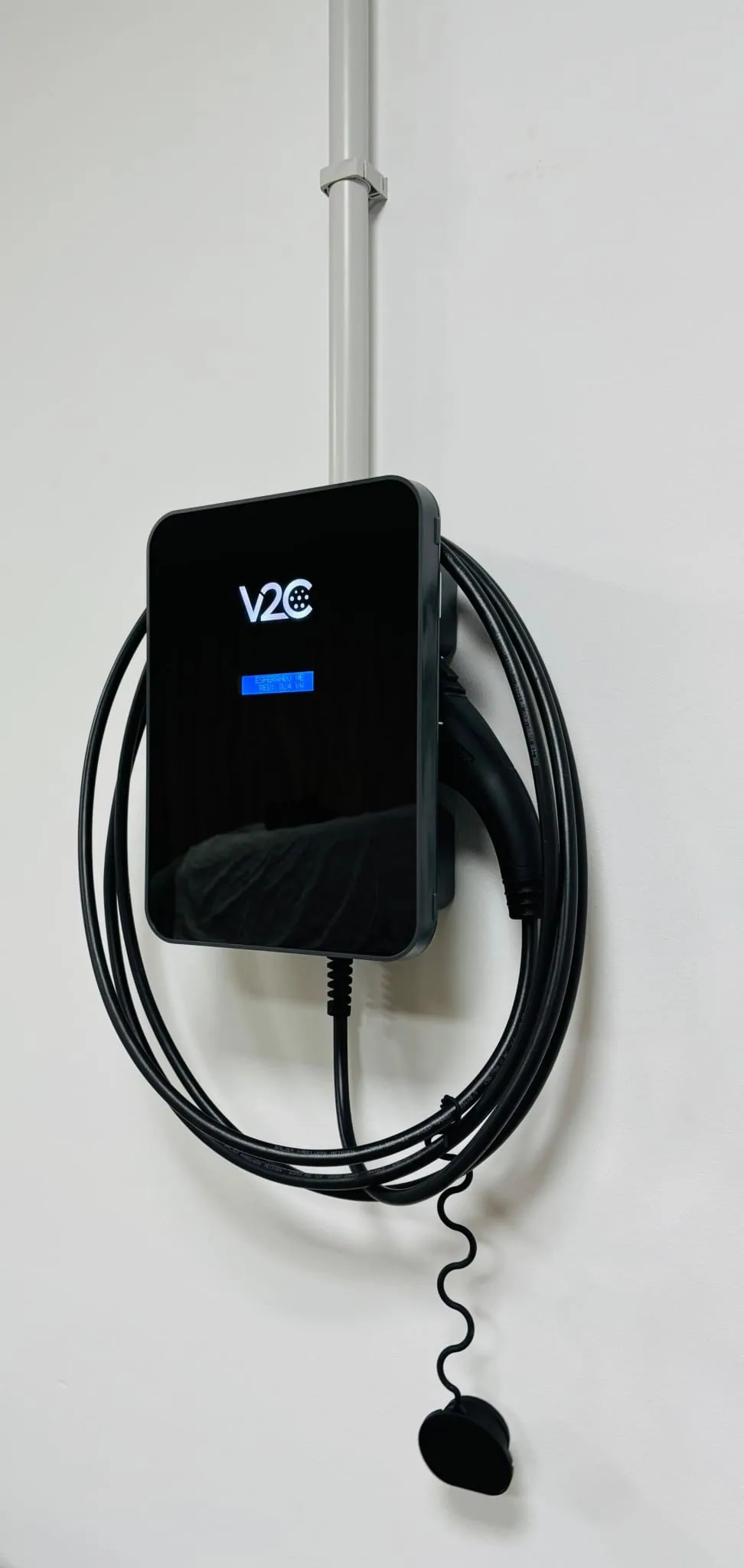 Wallbox V2C instalado en pared — punto de recarga para vehículo eléctrico en vivienda